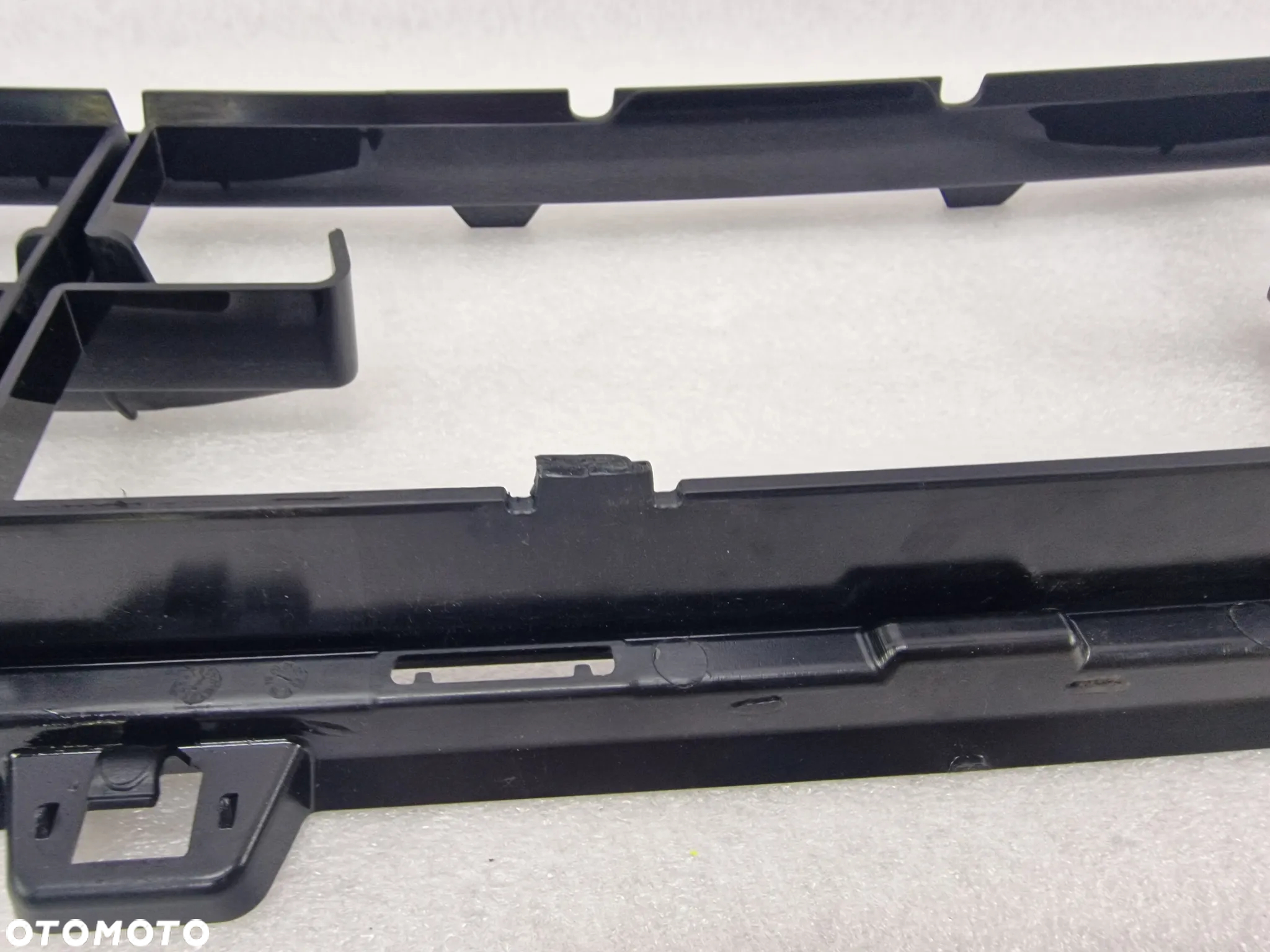 BMW 1 F40 SPORT 19- KRATKA ŚRODKOWA ZDERZAKA PRZEDNIEGO PRZÓD , NR 511117462937 / 17462937 / 211636 / 51117462936 / 7462936 ,  NR AUKCJI KR412 - 24