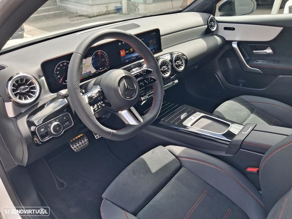 Mercedes-Benz A 250 e AMG Line - 12