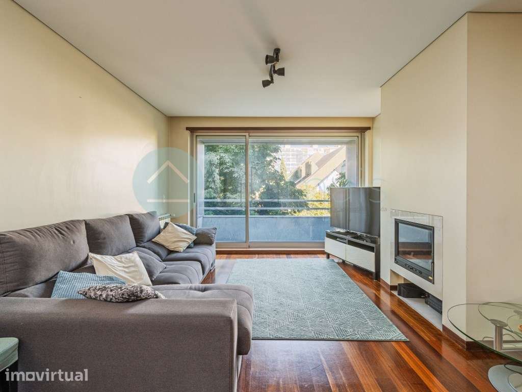 Apartamento T2 Porto com varanda, 2 lugares de garagem e arrumos | ... - Grande imagem: 3/31