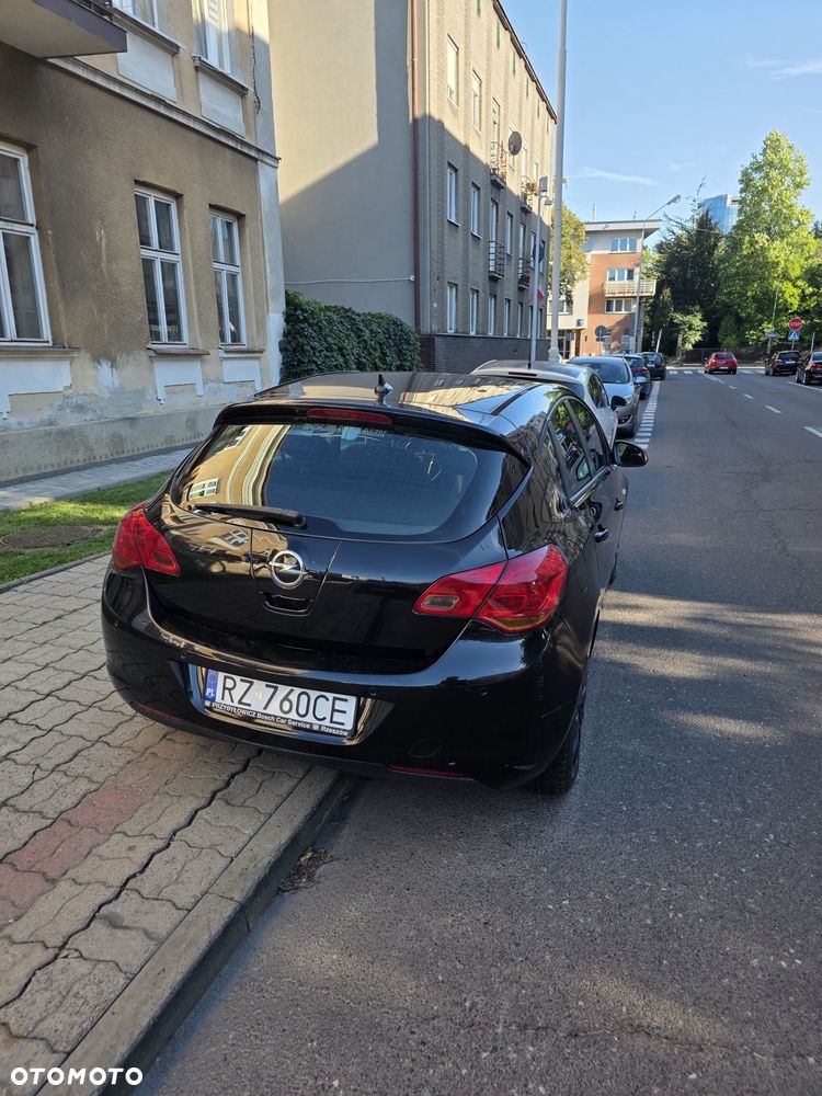Opel Astra 2011 photo 4
