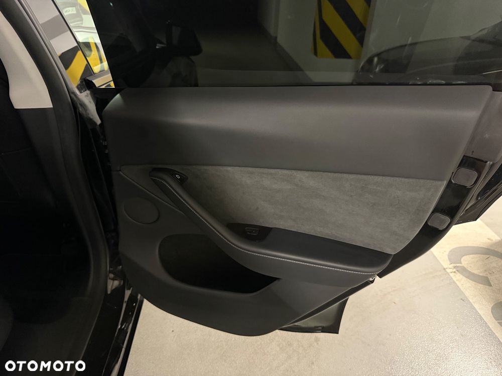 Tesla Model Y Performance AWD - 22