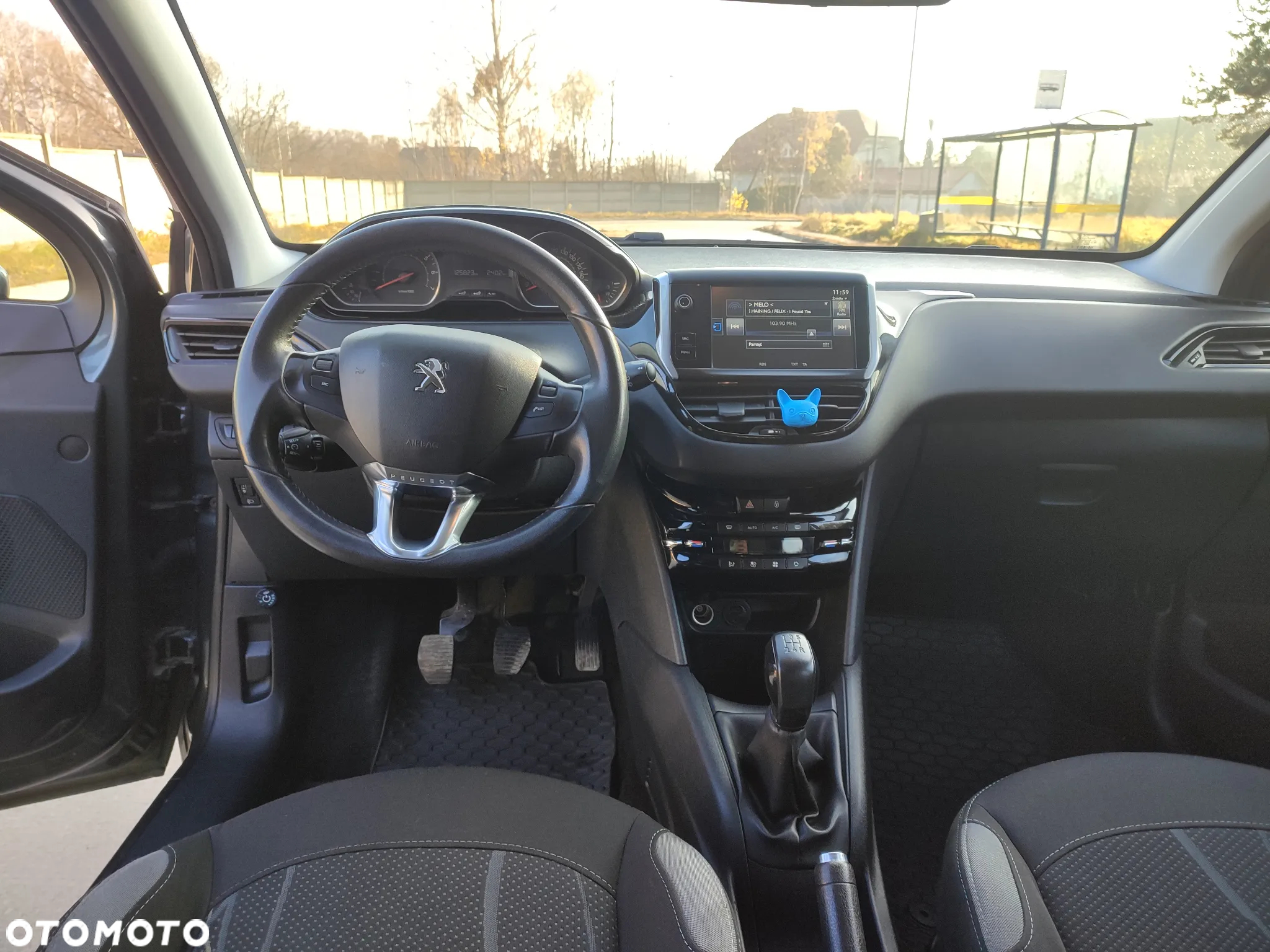 Peugeot 208 - 8