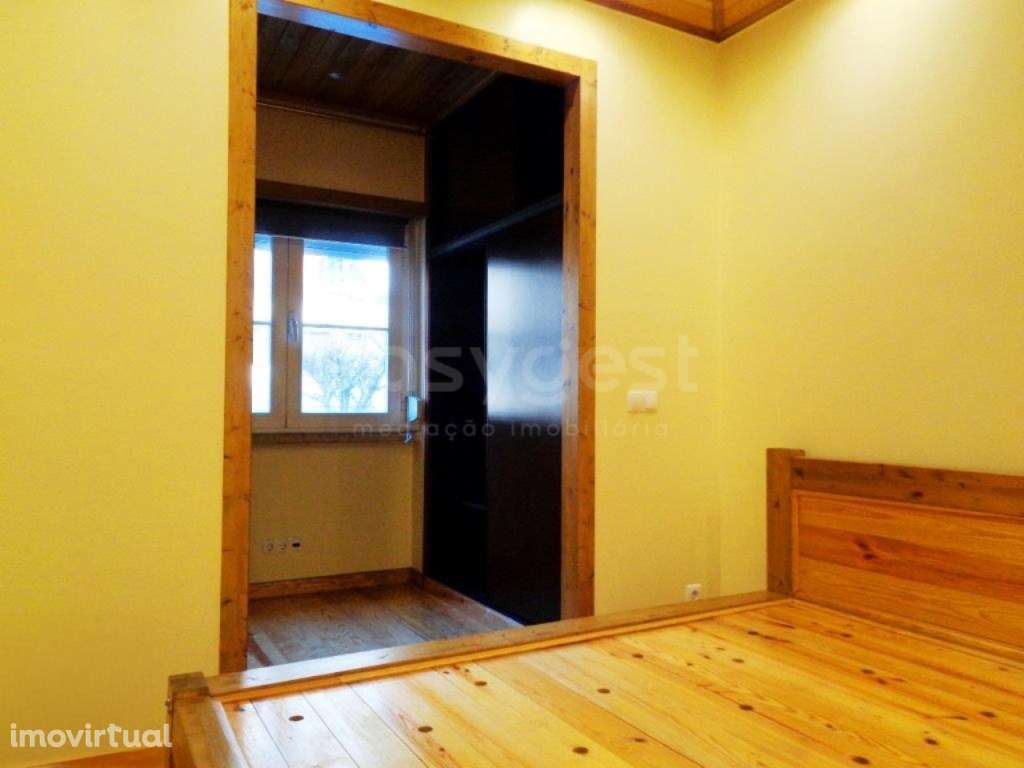 Apartamento T2 com Logradouro, Anexo e Churrasqueira - Olival Basto - Grande imagem: 2/17