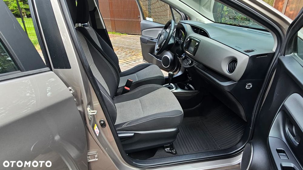 Toyota Yaris Hybrid 100 Dynamic - 29