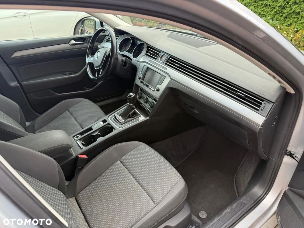 Volkswagen Passat 2.0 TDI SCR Trendline - 17