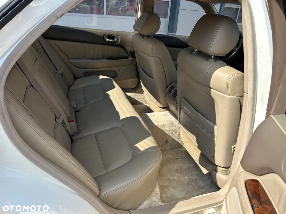 Lexus LS - 12