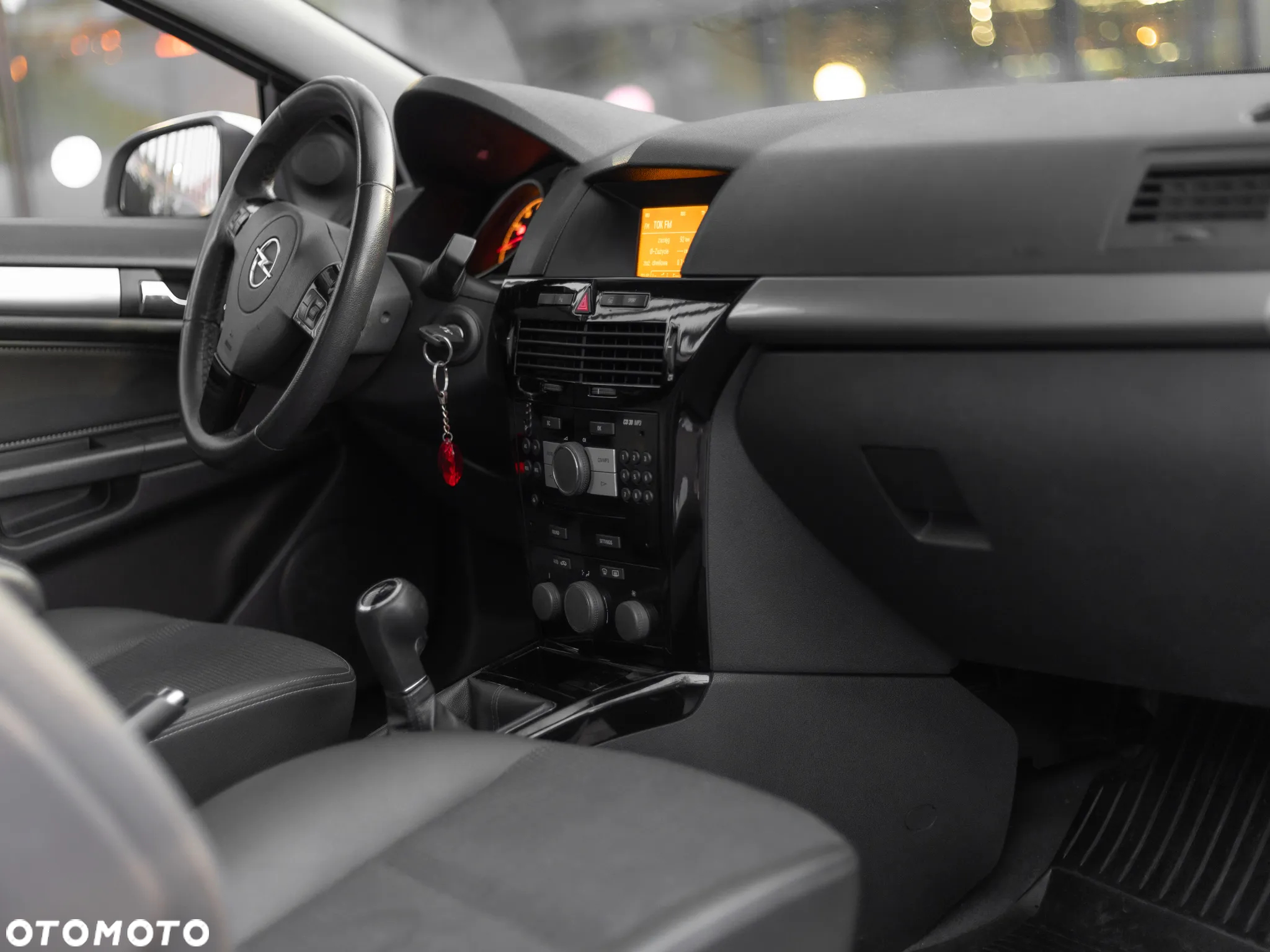 Opel Astra GTC 1.6 Black&White - 28