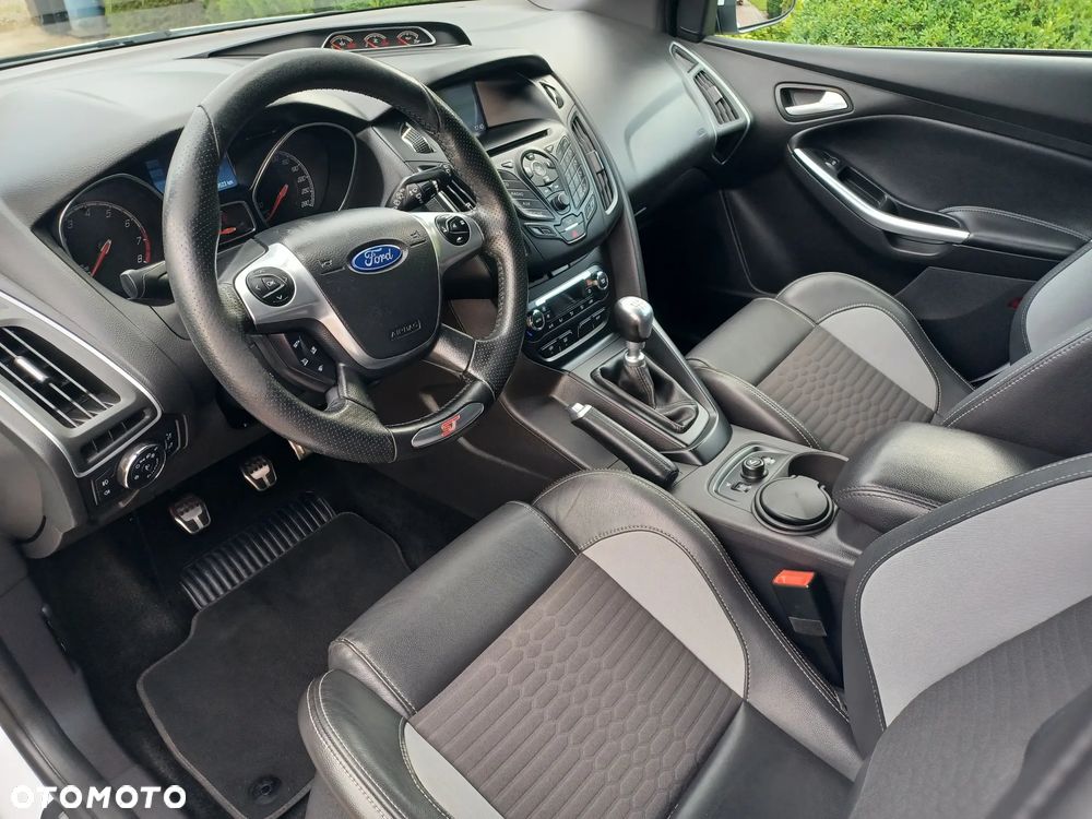 Ford Focus 2.0 EcoBoost ST mit Leder-Sport-Paket - 7