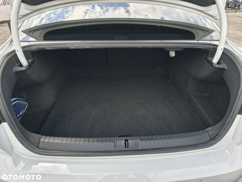 Volkswagen Passat - 17