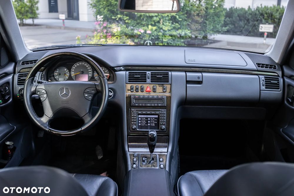 Mercedes-Benz Klasa E - 32