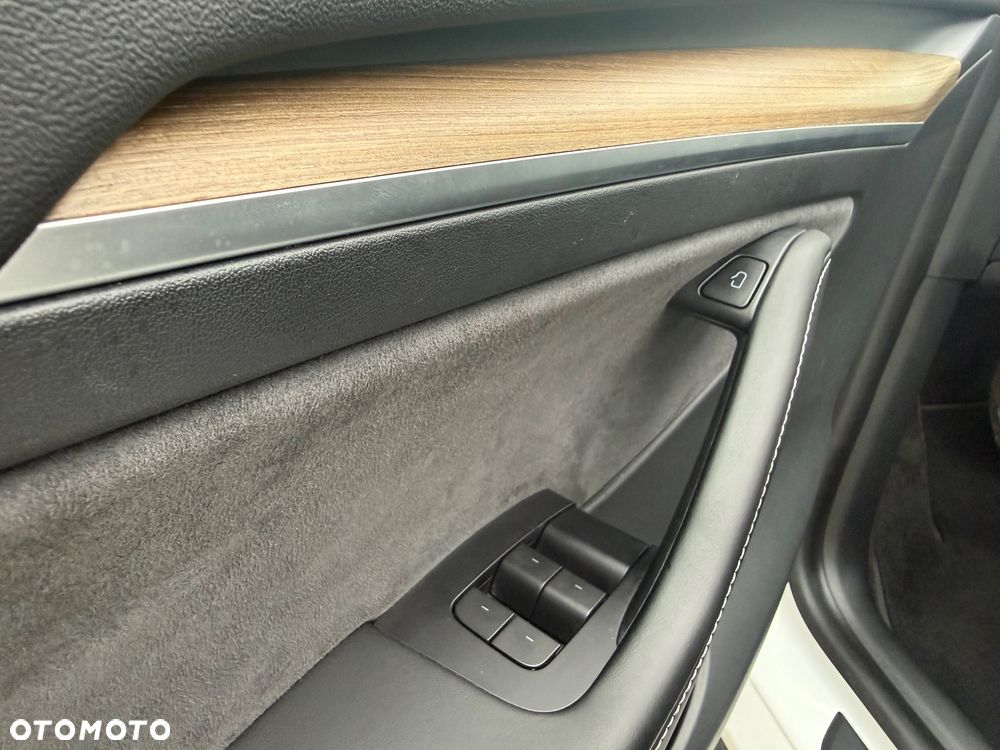 Tesla Y Long Range Dual Motor AWD - 33