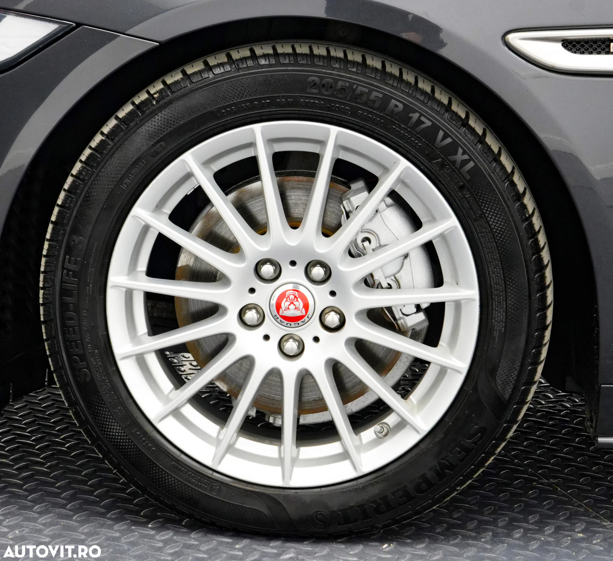 Jaguar XE 2.0 R-Sport - 32