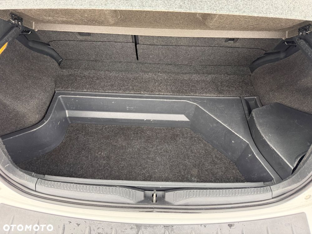 Toyota Auris 1.8 HSD Luna - 21