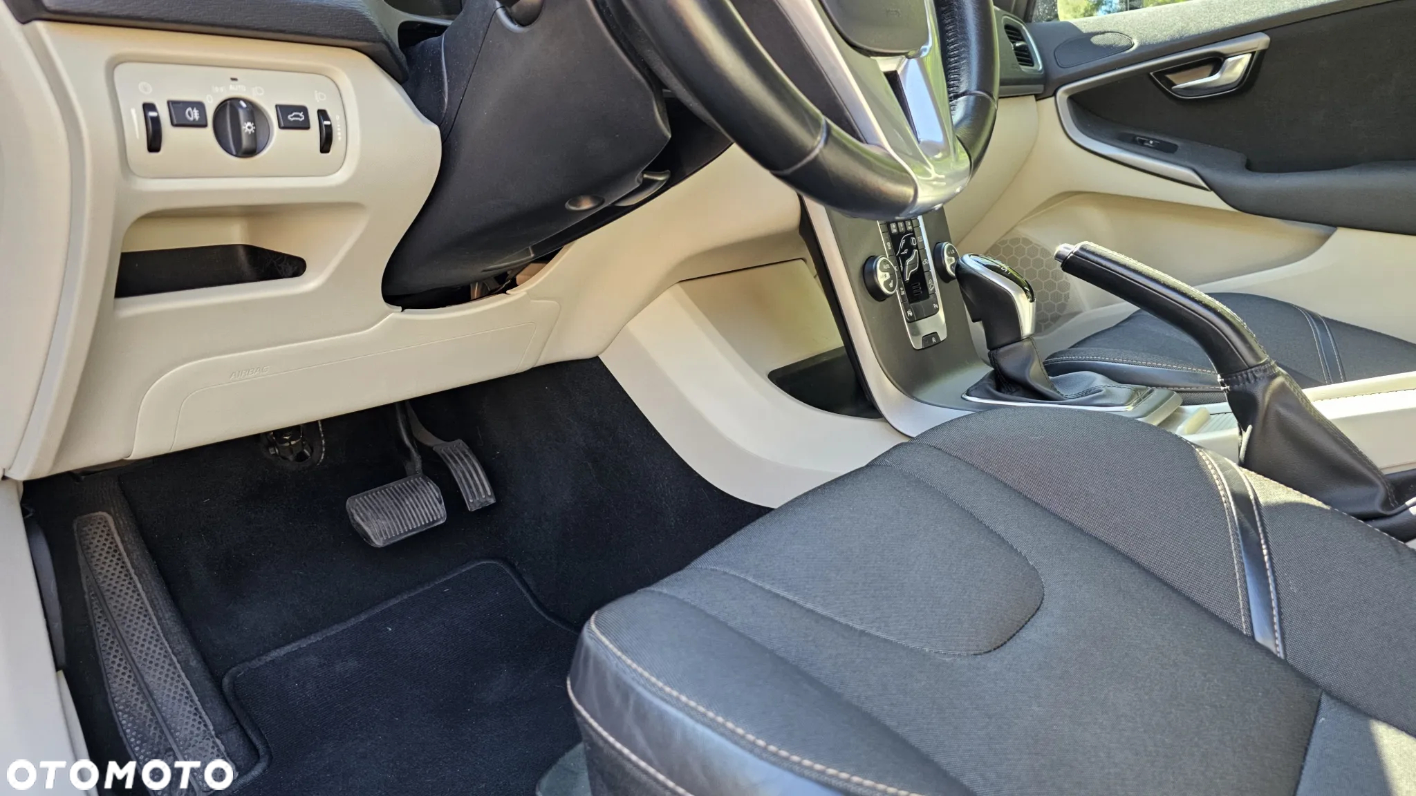 Volvo V40 Cross Country - 10