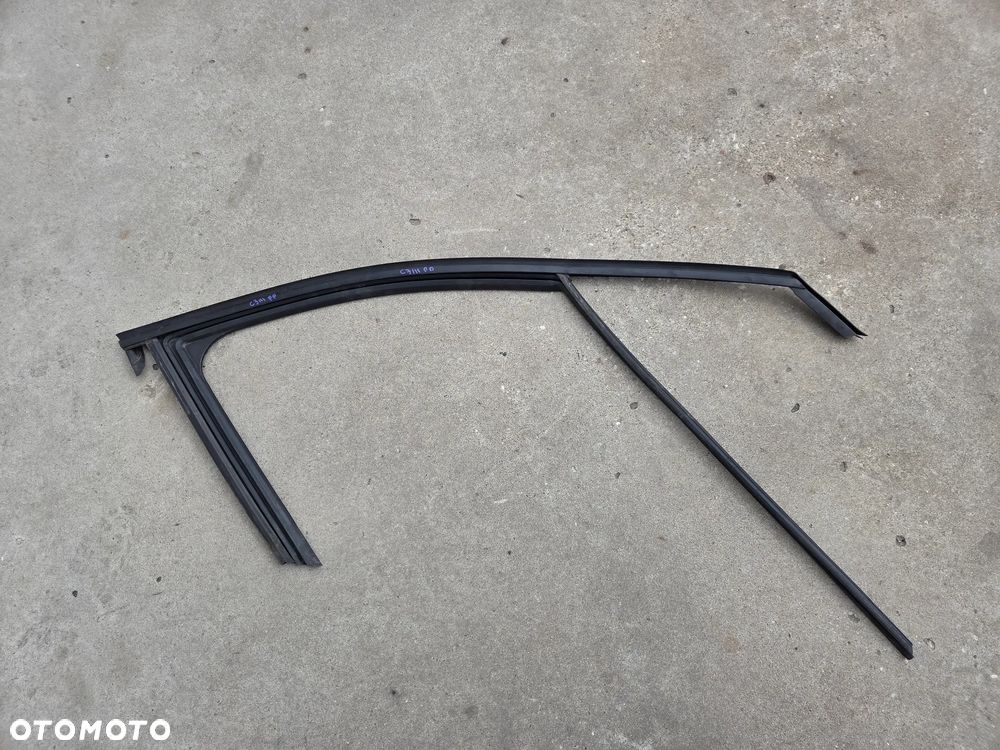 Uszczelka drzwi prawych przednich Citroen C3 III  9813201880 - 1