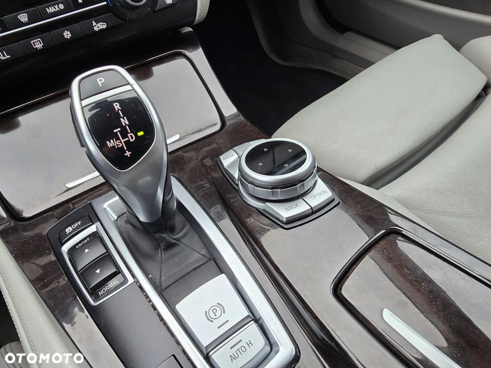 BMW Seria 5 528i Sport-Aut - 25