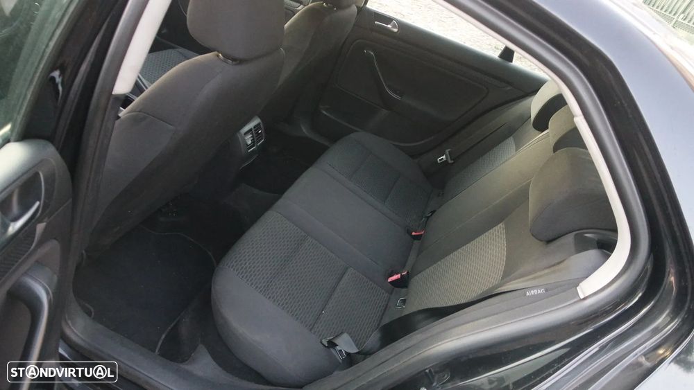 VW Jetta 1.6 TDi Confortline - 14