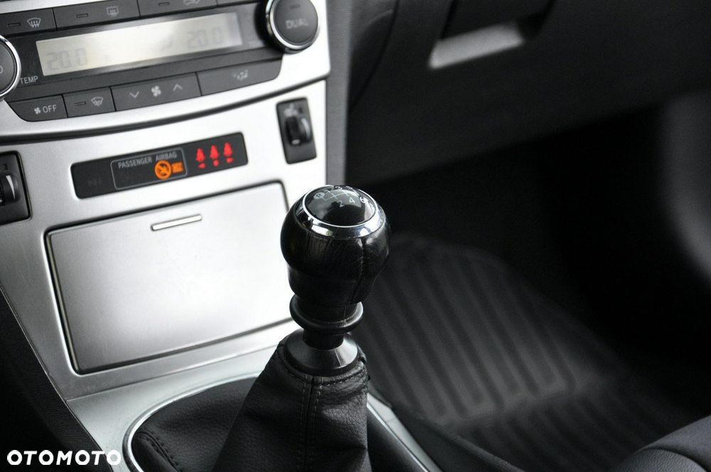 Toyota Avensis 1.8 Executive - 9