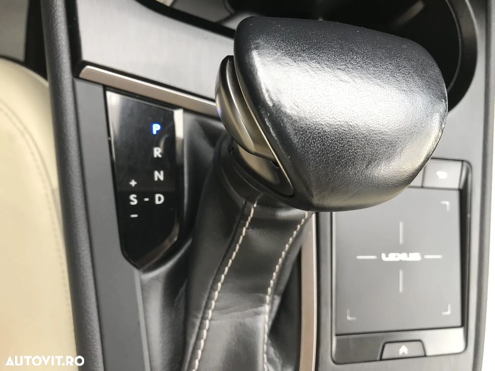 Lexus UX 250h E-FOUR Luxury ML - 33