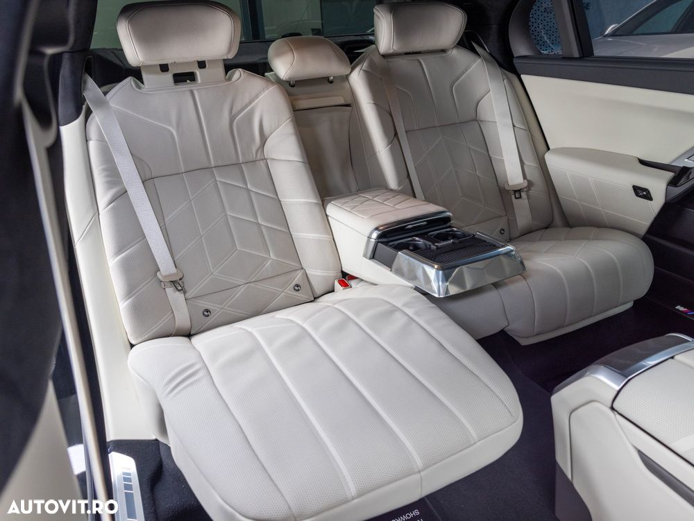 BMW Seria 7 740d xDrive MHEV - 26