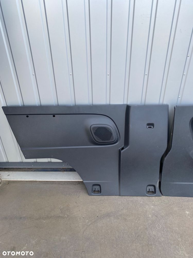 RENAULT TRAFIC  III 3 BOCZEK WNĘTRZA NA BOK BOKU BAGAŻNIKA LEWY TYLNY TYŁ TAPICERKA LEWA 769015444R 769014366R 769016842R lift IV 4 WYCISZENIE WYGŁUSZENIE NA BŁOTNIK  OSŁONA ZABUDOWA OBICIE PAKI LEWE OPEL VIVARO B FIAT TALENTO Wwa - 3