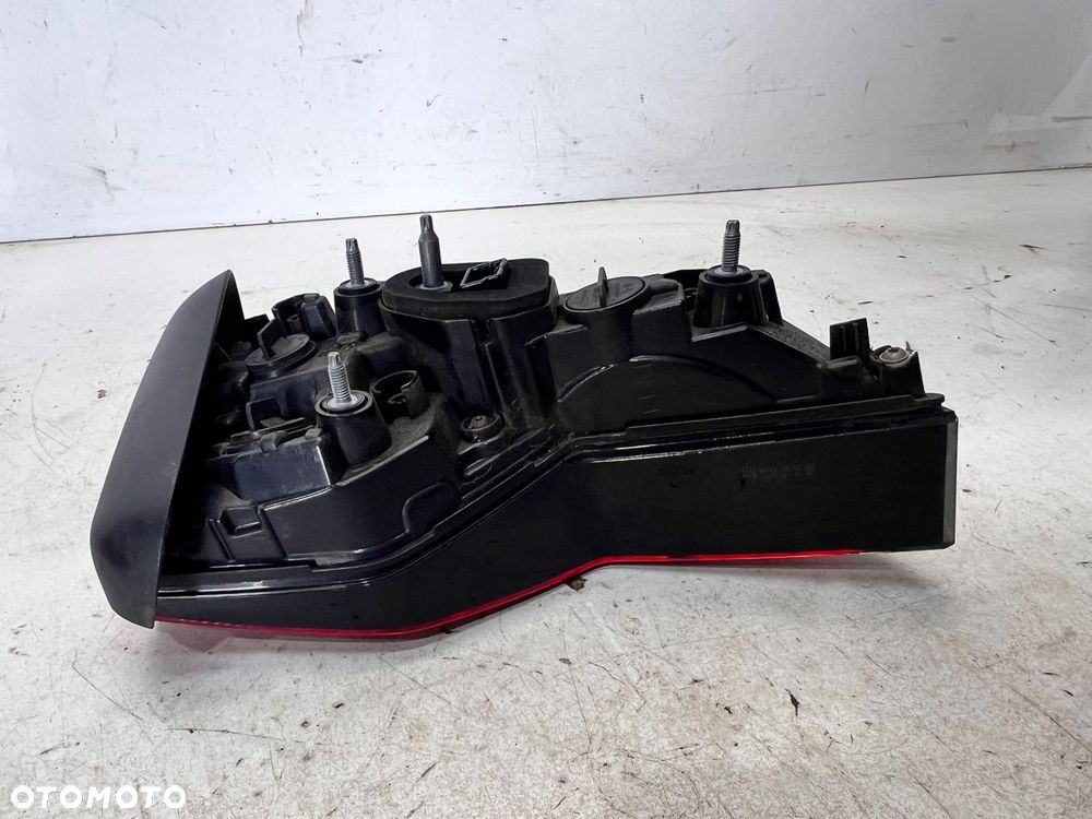 LAMPA PRAWY TYŁ W KLAPĘ AUDI A4 B9 AVANT 8W9945076A - 7