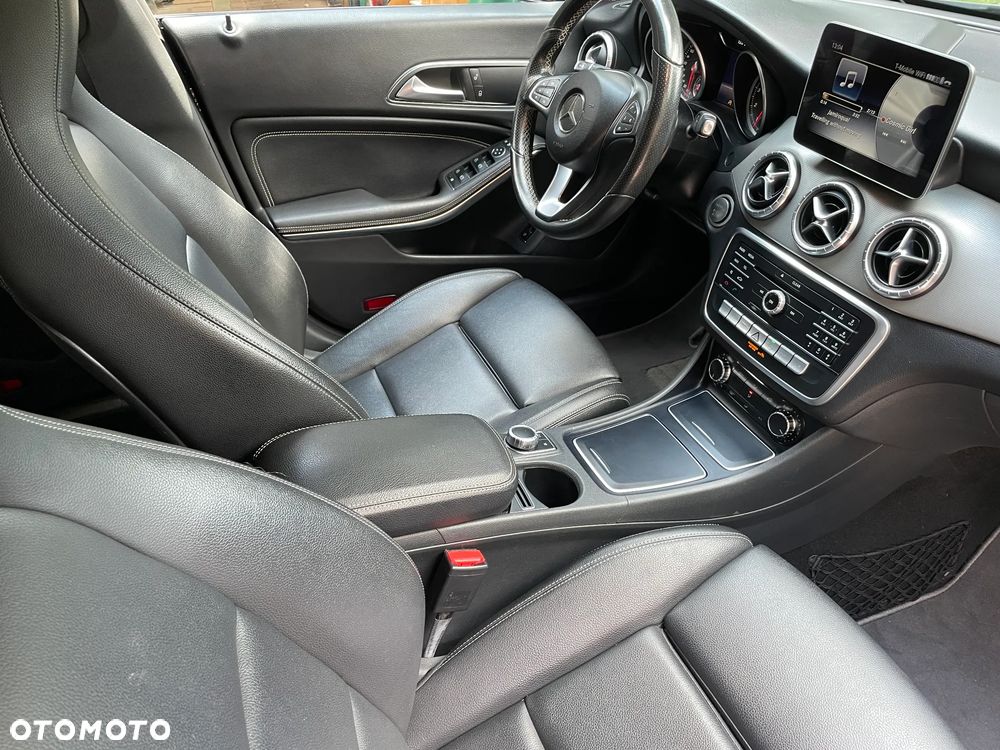 Mercedes-Benz CLA 200 7G-DCT UrbanStyle Edition - 9