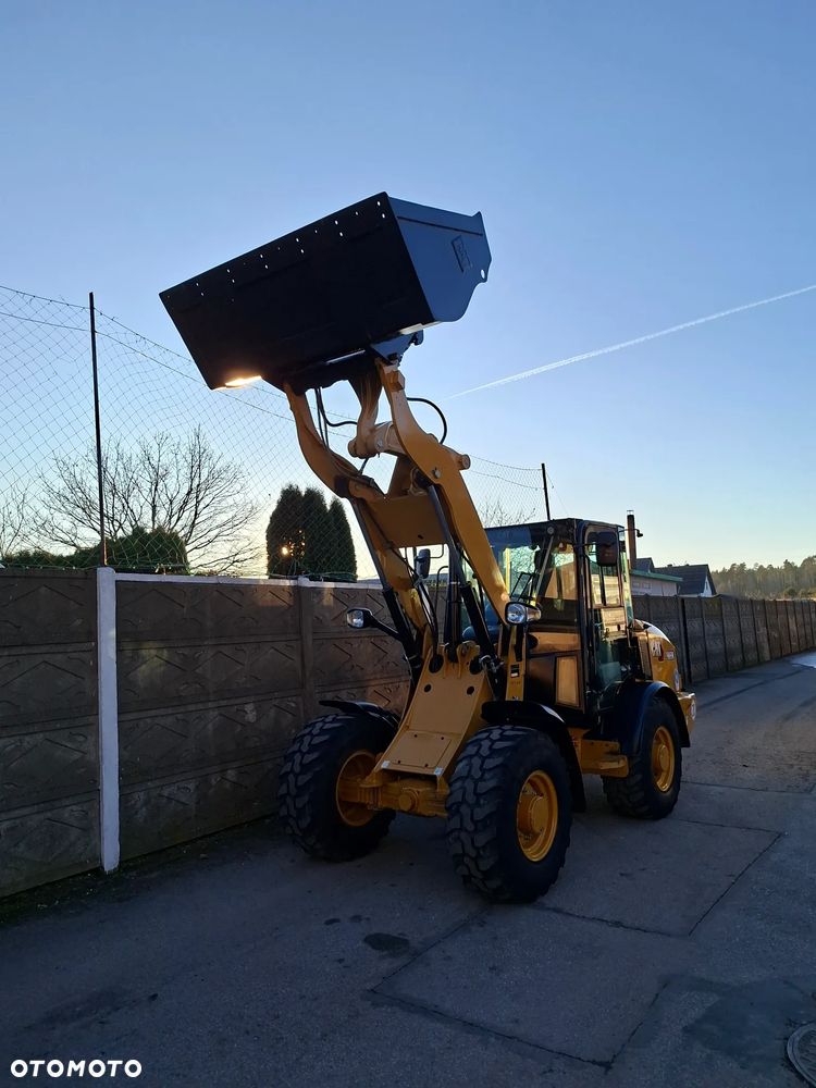 Caterpillar CAT 906 M - 15