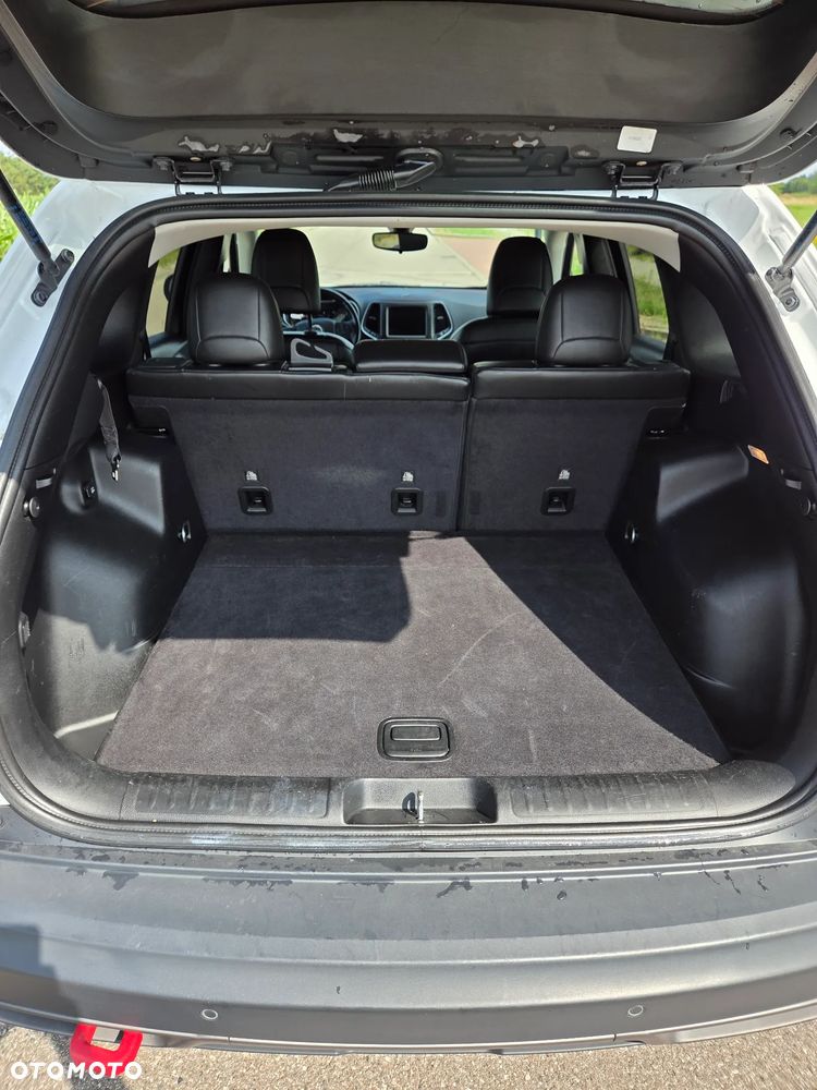 Jeep Cherokee - 16