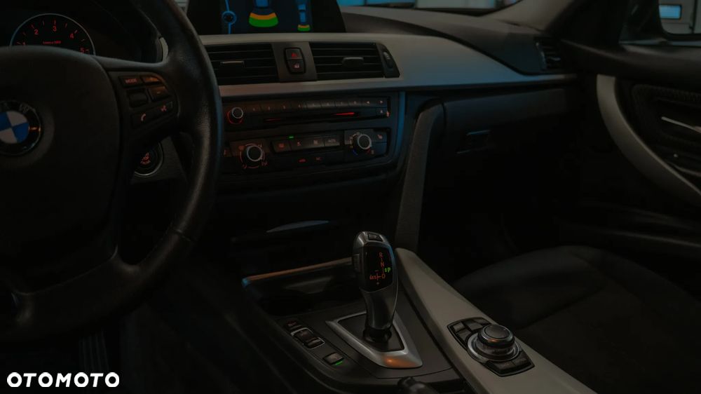 BMW Seria 3 318d - 4