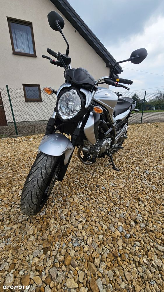 Suzuki Gladius - 12