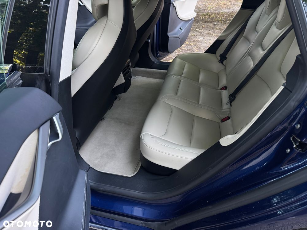 Tesla Model S - 11