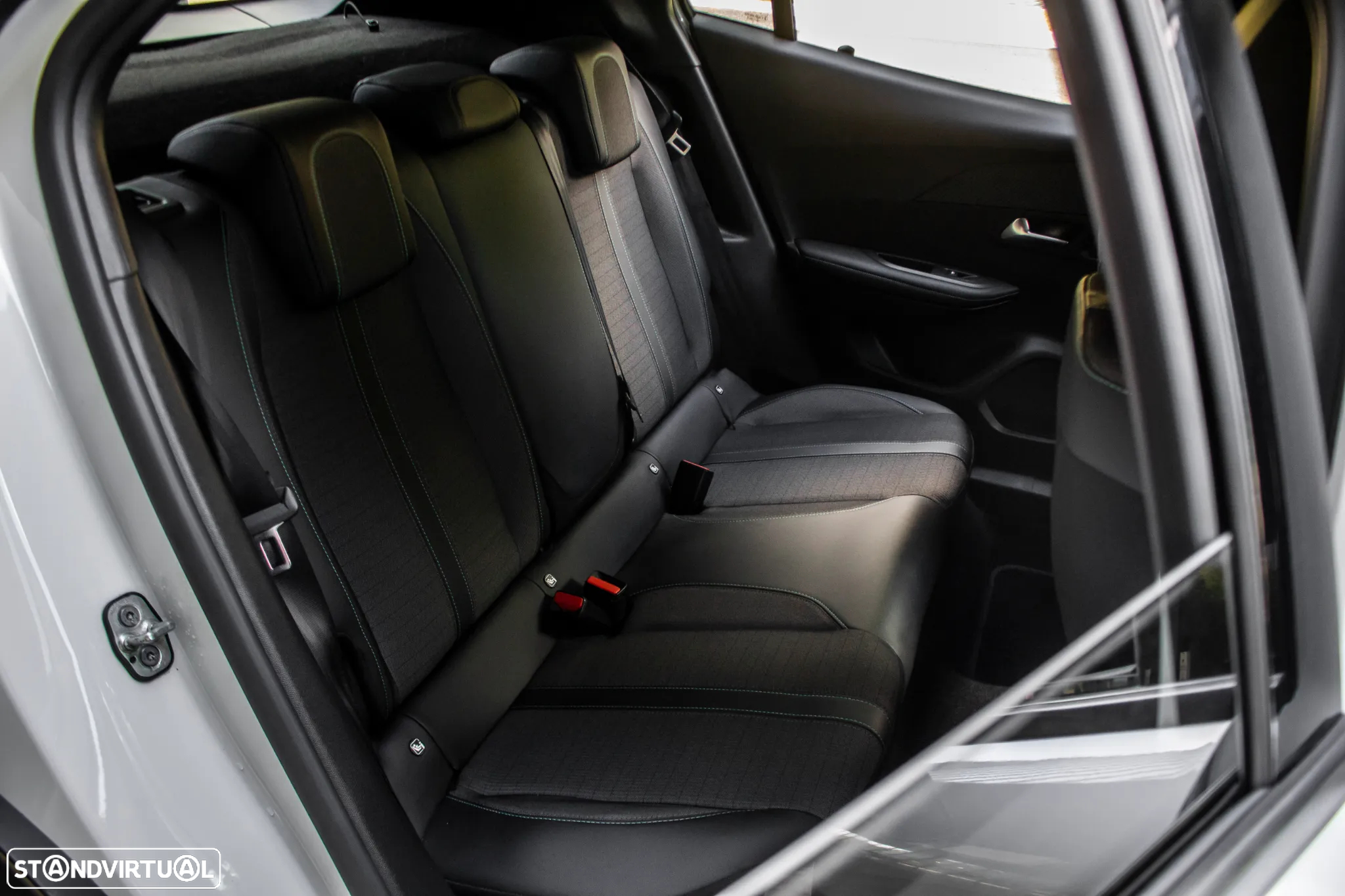 Peugeot 2008 1.5 BlueHDi Allure EAT8 - 34