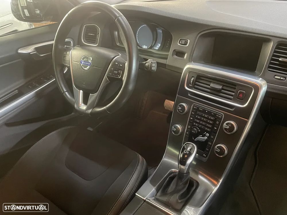 Volvo V60 Cross Country 2.0 D3 Momentum Geartronic - 13