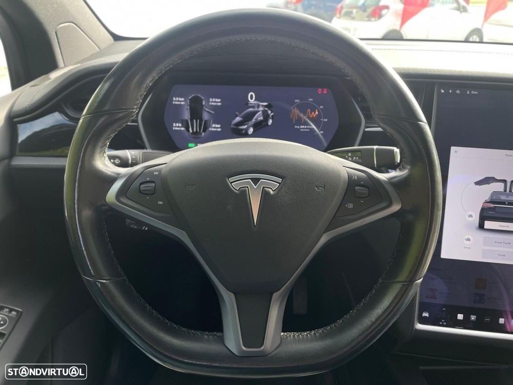 Tesla Model X - 17