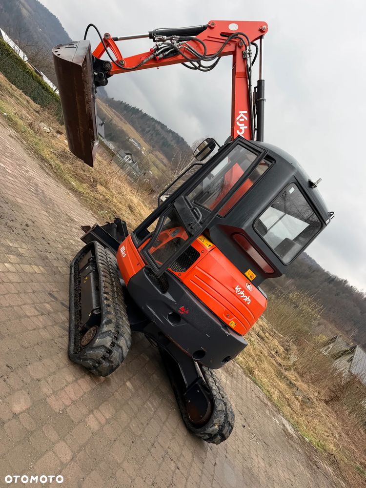 Kubota U35. koparka 3,7 tony. 2016 rok. 2000 mtg! Łyżka skarpowa Hydraulicznie uchylna. 3sekcje Hydrauliczne. zamki na tłokach. Jak nówka sztuka. Zadbana zero zużycia. Z gospodarstwa Norweskiego. Zmiana łyżek Hydrauliczna. LENHOFF. Zero luzów wycieków. Szybka wolna jazda. Gąski perfekt stan. OKAZJA TANIO - 2