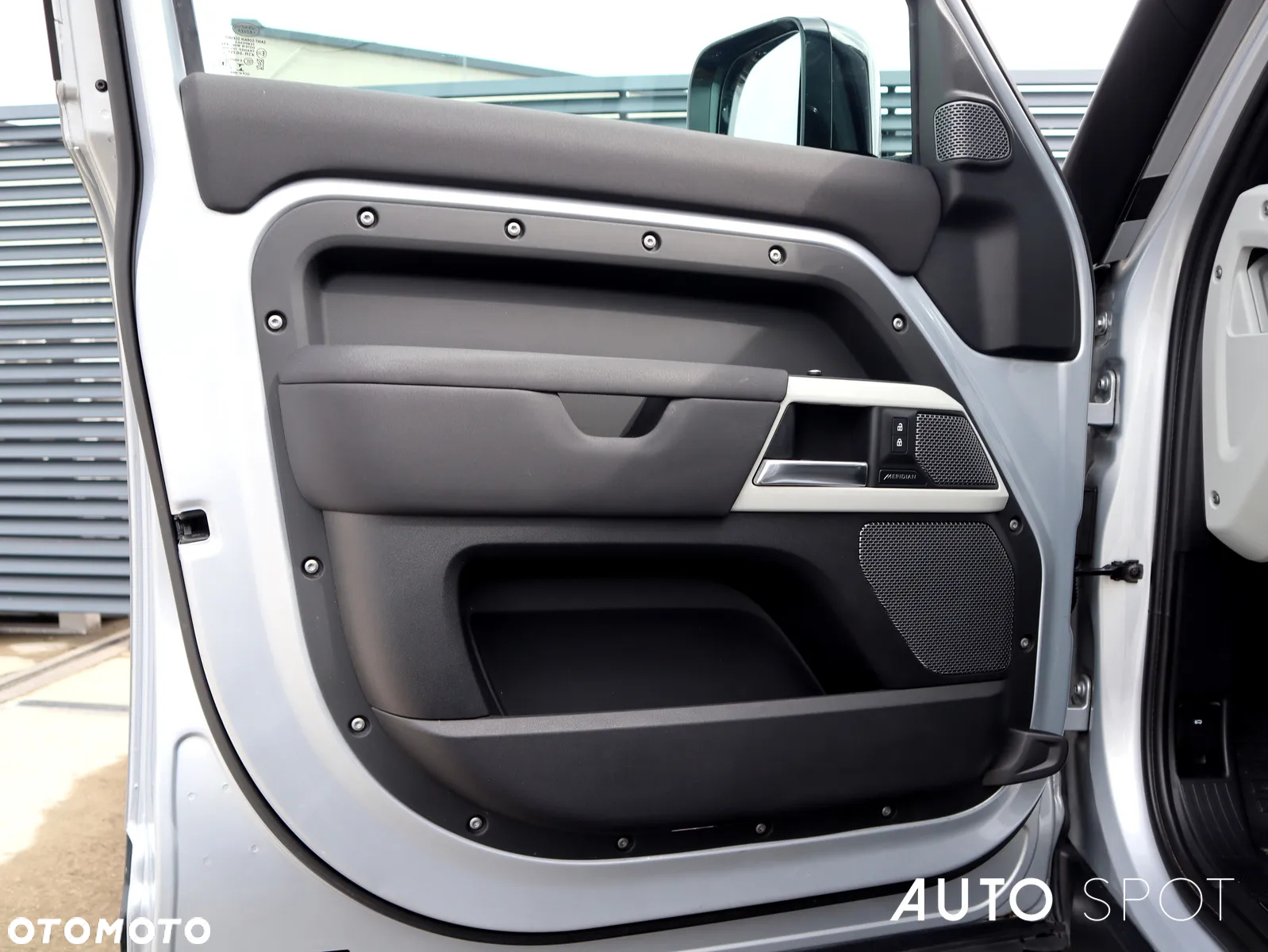 Land Rover Defender - 20