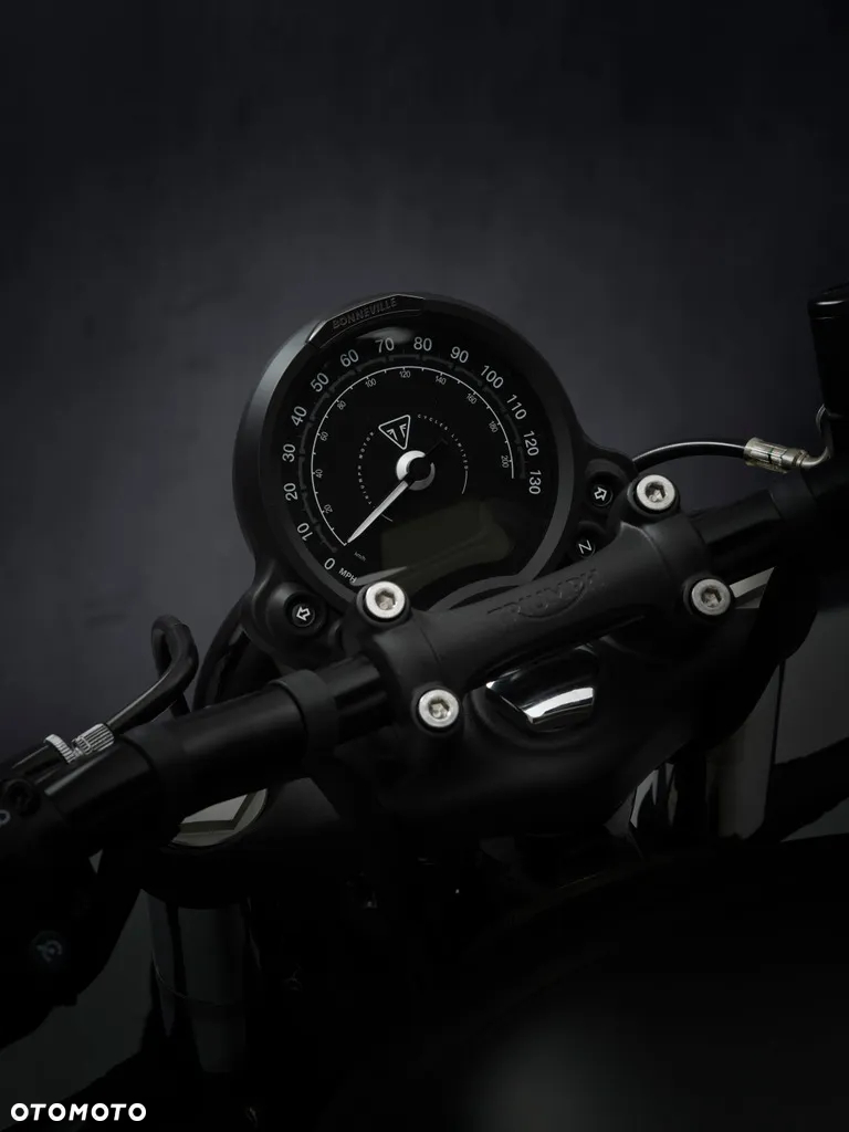 Triumph Bonneville Bobber - 10