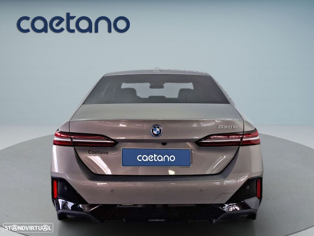 BMW 530 e Pack Desportivo M - 8