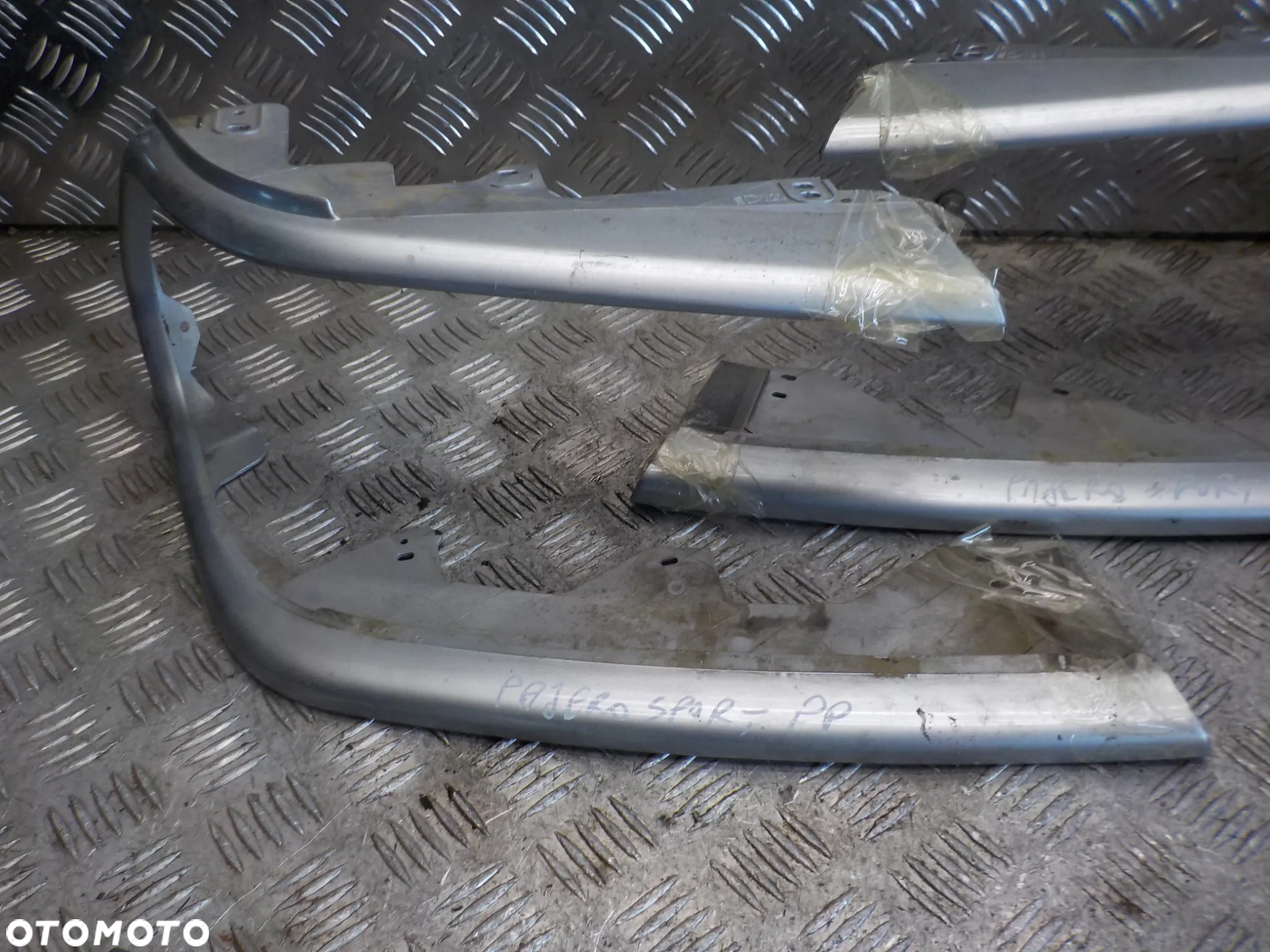 MITUBISHI PAJERO SPORT RAMKA LAMPY PRZÓD LEWA LUB PRAWA - 2