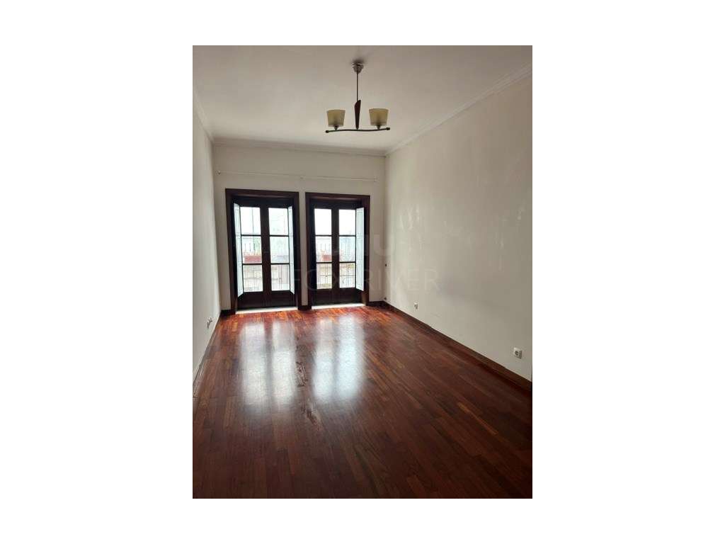 Prédio para Venda em Viana do Castelo com loja e apartamento T2 - Grande imagem: 2/12