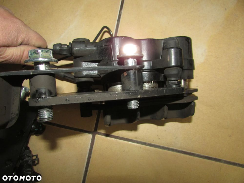 Benelli BN 125 zacisk hamulcowy przód - 2