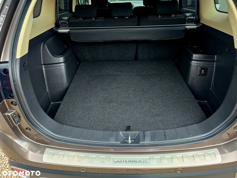 Mitsubishi Outlander 2.0 Instyle + 4WD CVT - 25