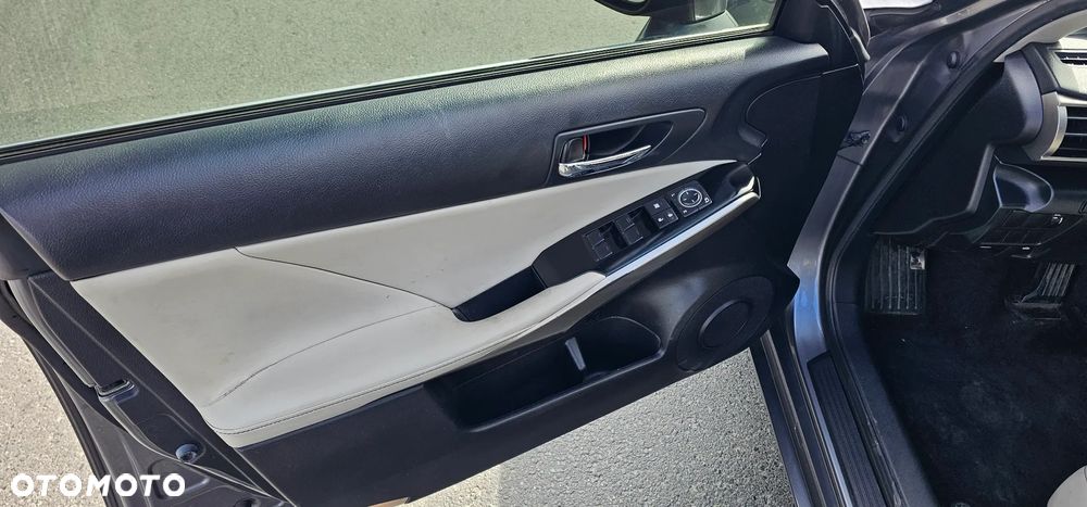 Lexus IS 300h Elegance - 28