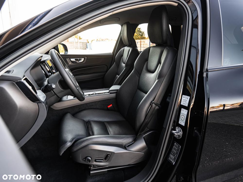 Volvo XC 60 B4 D AWD Plus Dark - 24