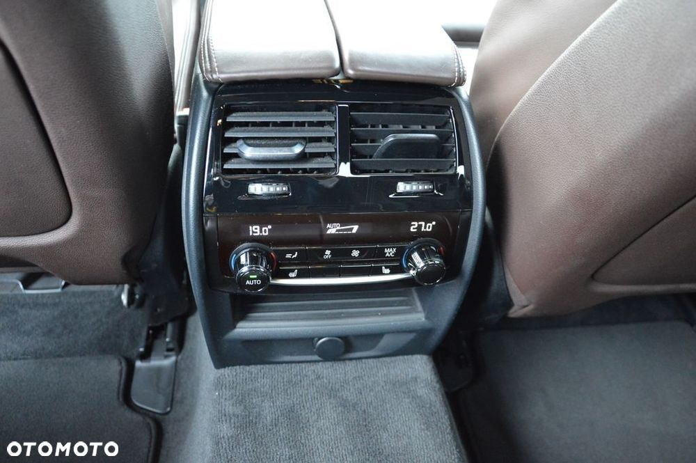 BMW Seria 5 M550i xDrive sport - 23