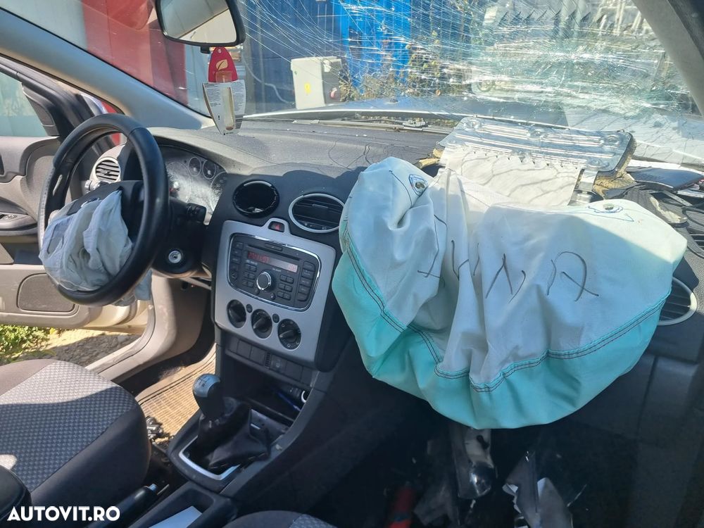 Ford Focus 1.4i Trend - 17