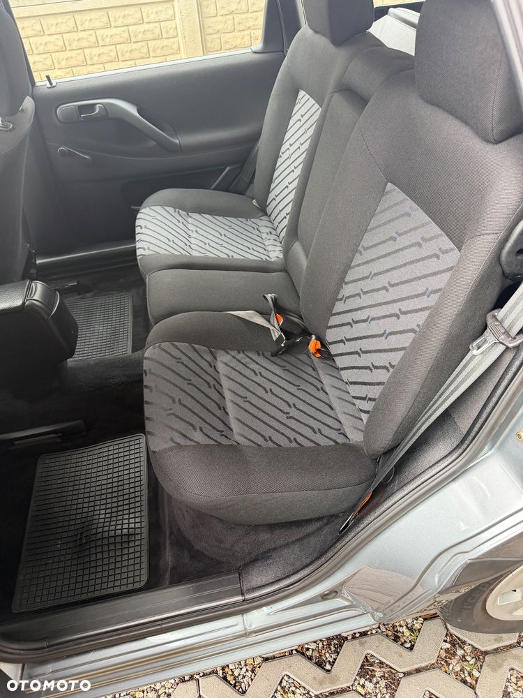 Volkswagen Passat - 13