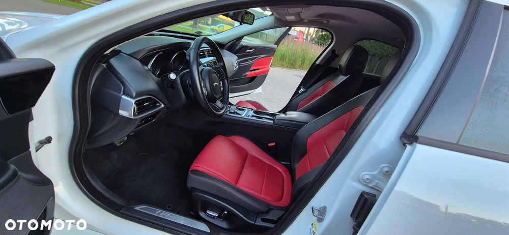 Jaguar XE 2.0 D R-Sport - 12