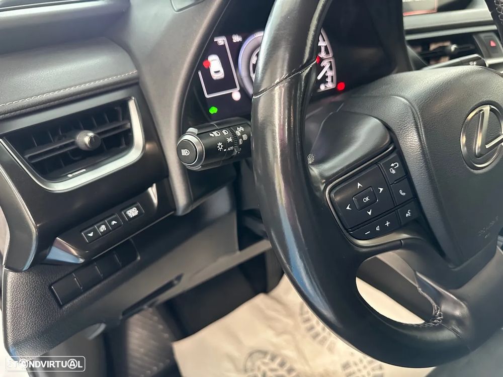 Lexus UX 250h Business - 18